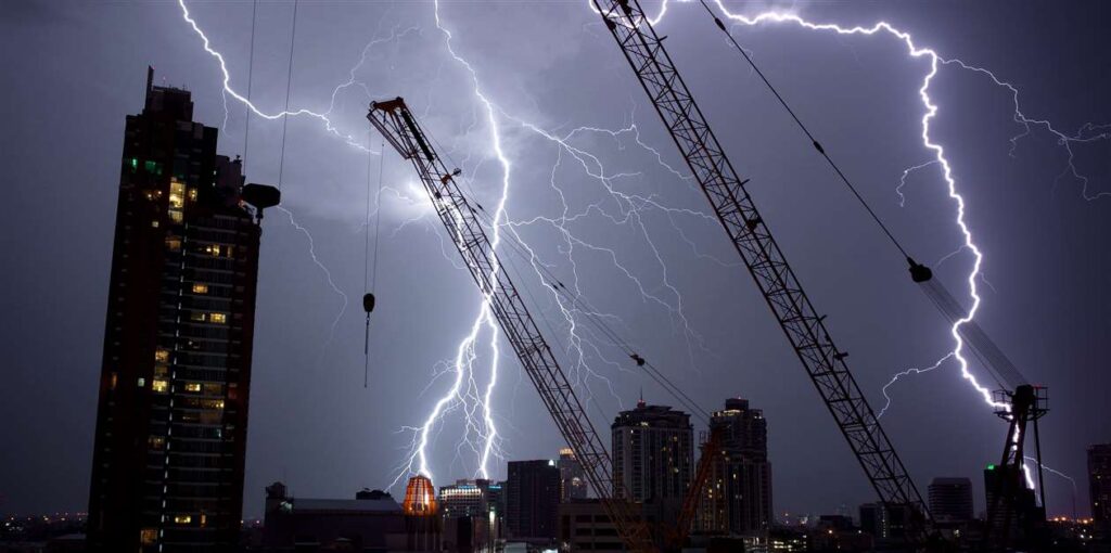 Usługi dźwigowe podczas trudnych warunków pogodowych