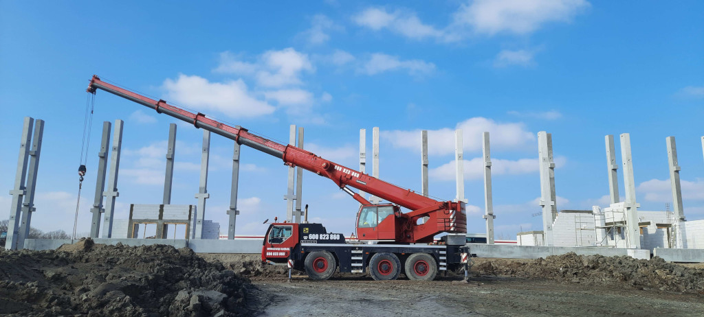 Wynajem dźwigu cena Łódź - Żuraw samojezdny na budowie