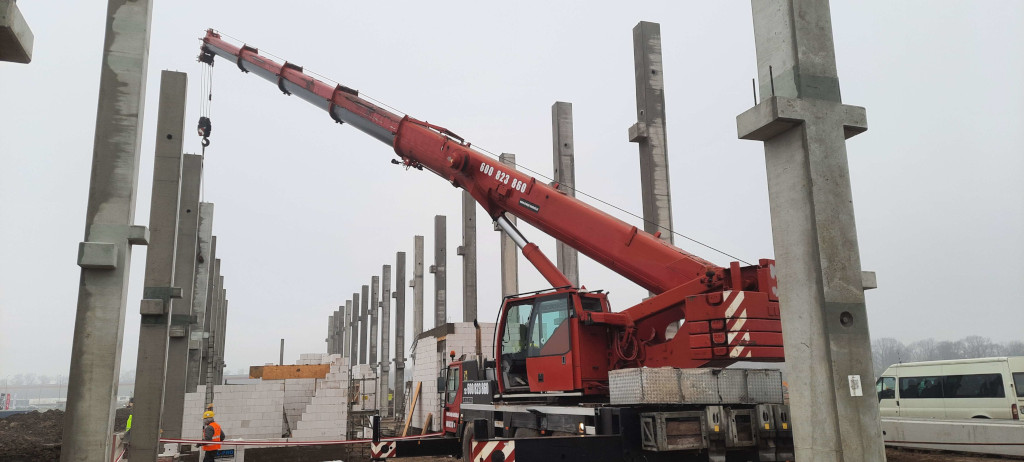 Dźwig samojezdny wykorzystywany do stawiania fundamentów