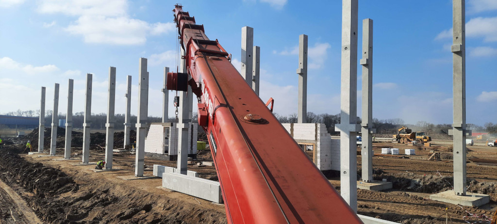 Ramię dźwiga samochodowego na budowie