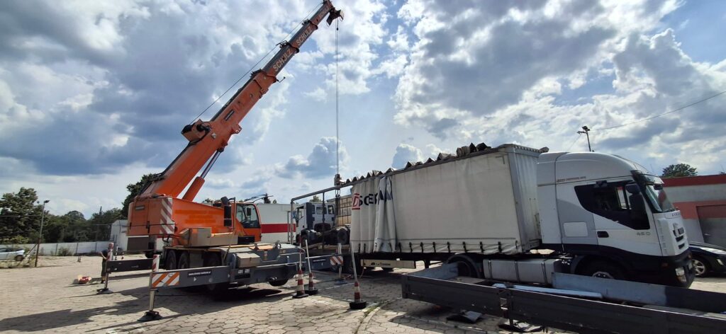 Żuraw samochodowy typu City podczas rozładunku tira