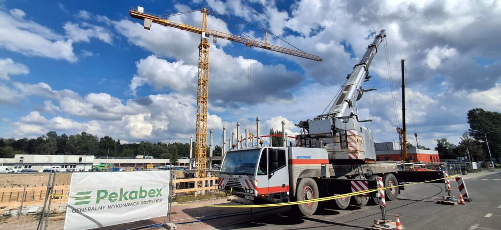 Wynajem dźwigu 100 ton Łódź – Demag AC 100 na budowie CKD, ul. Pomorska 251.
