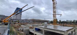 Dźwigi samojezdne i wieżowy na budowie w Łodzi