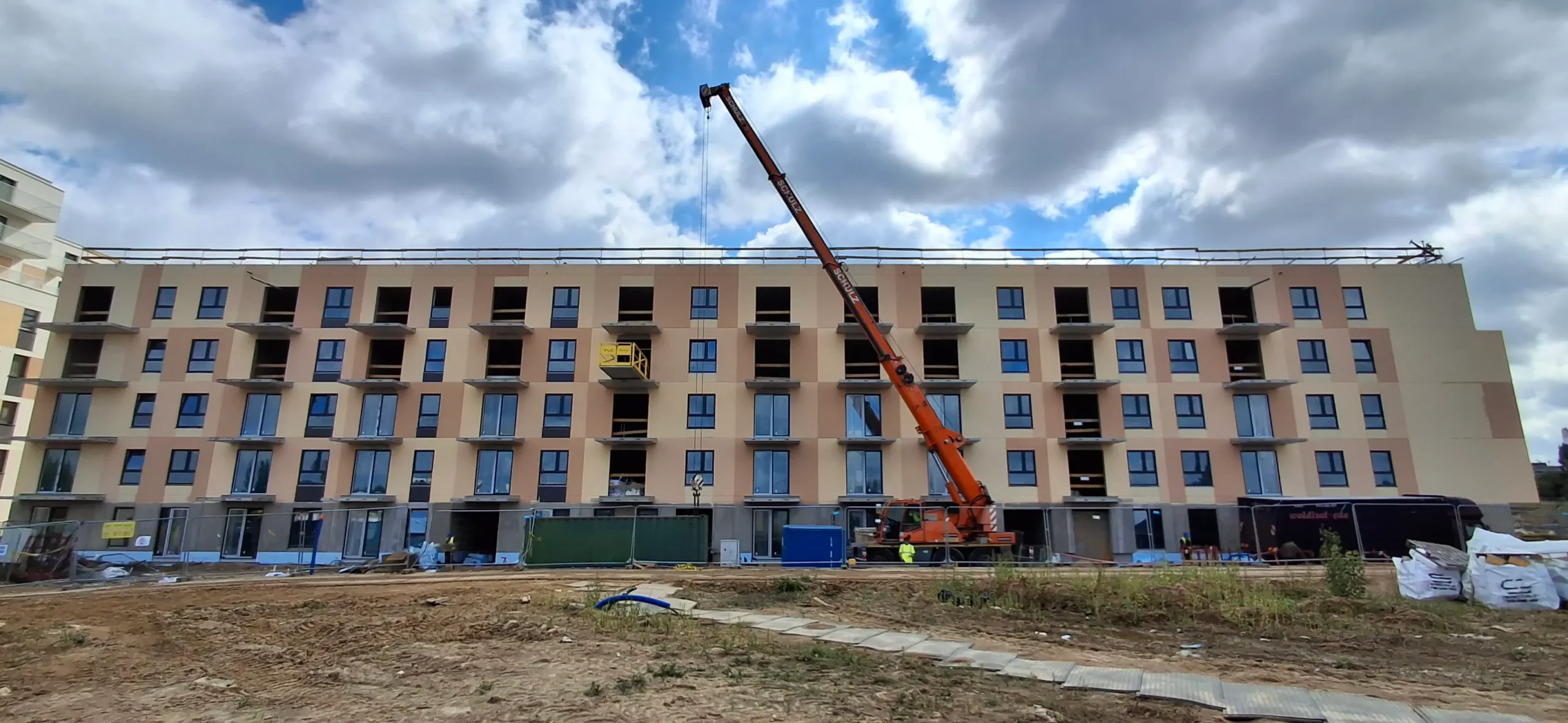 Wynajem dźwigów Łódź – precyzyjny rozładunek palet z materiałami budowlanymi