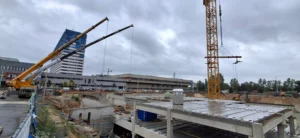 Dźwig 100 ton Łódź - Demag AC 100 podczas montażu konstrukcji na budowie szpitala CKD.