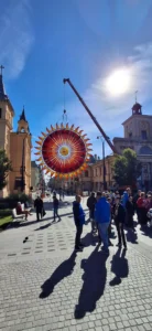 Usługi dźwigowe w Łodzi- Dźwig samojezdny Kotlicki na ulicy Piotrkowskiej podczas Festiwalu Świateł.