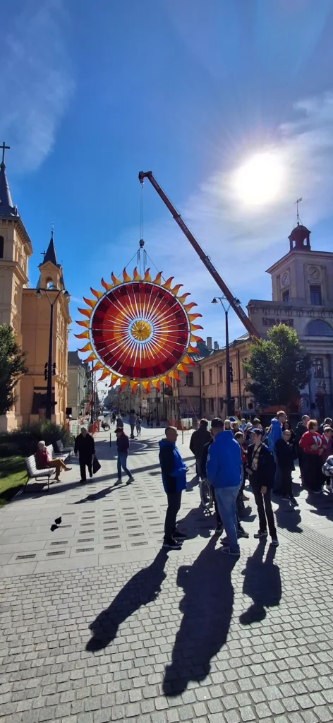 Usługi dźwigowe w Łodzi- Dźwig samojezdny Kotlicki na ulicy Piotrkowskiej podczas Festiwalu Świateł.
