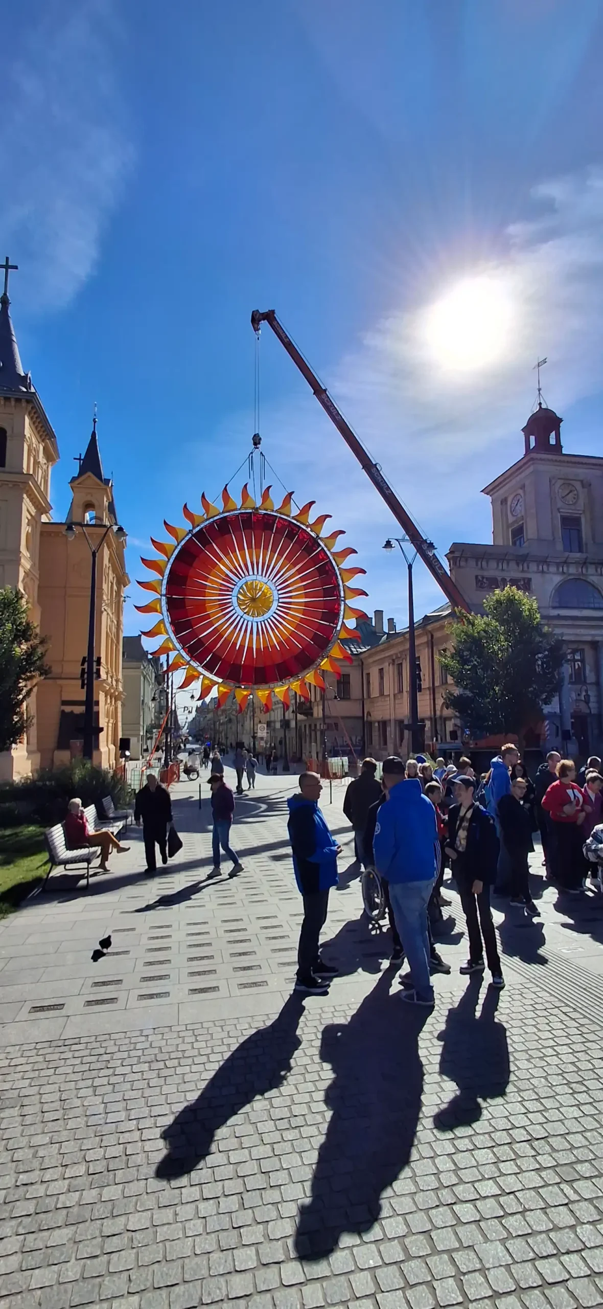 Usługi dźwigowe Łódź - Dźwig samojezdny Kotlicki na ulicy Piotrkowskiej podczas Festiwalu Świateł.