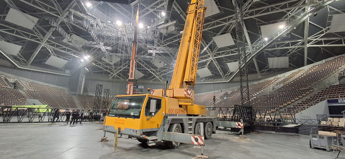 Żuraw samojezdny Liebherr 1045 podczas pracy przy montażu konstrukcji stalowych w Łodzi.