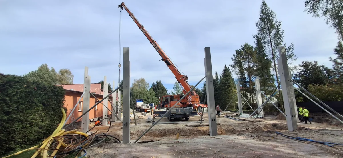 Wynajem dźwigu i montaż hali z prefabrykatów betonowych w Andrespolu – Demag AC 40 City