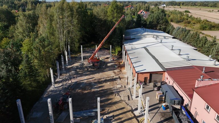Montaż słupów betonowych w&nbsp;Andrespolu – precyzyjny montaż hali z&nbsp;żurawiem Demag AC&nbsp;40 City